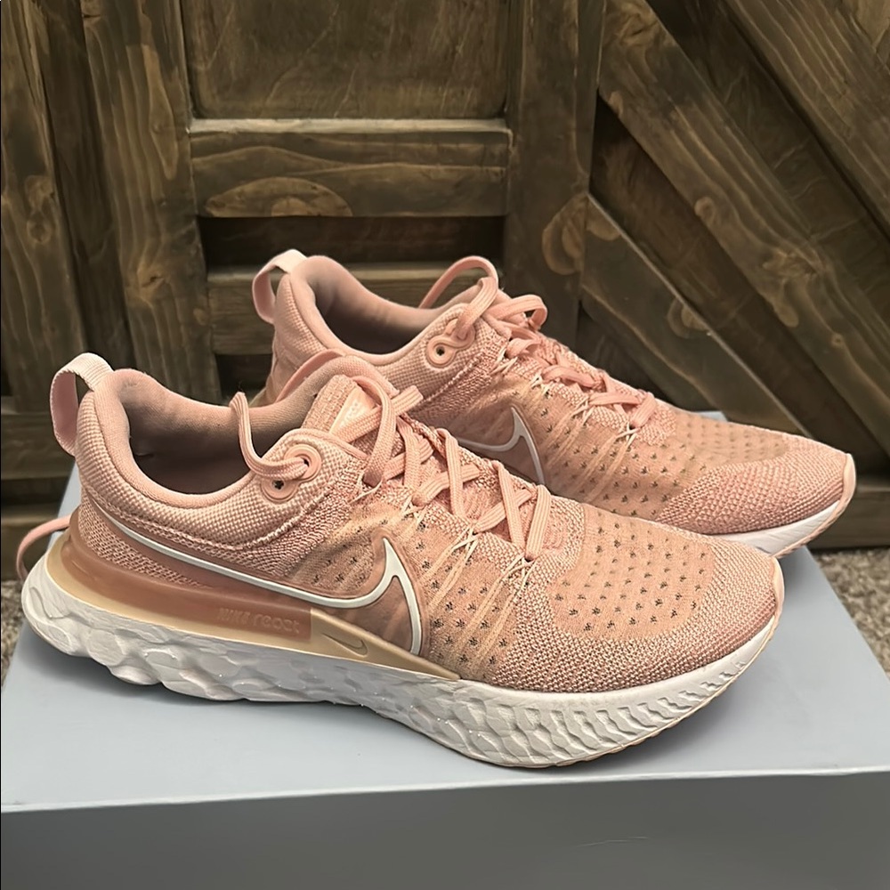 Nike Women's Pink Running Shoes ZoomX Invincible Run Flyknit